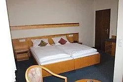מלון Hotel-gasthof Zum Freigericht